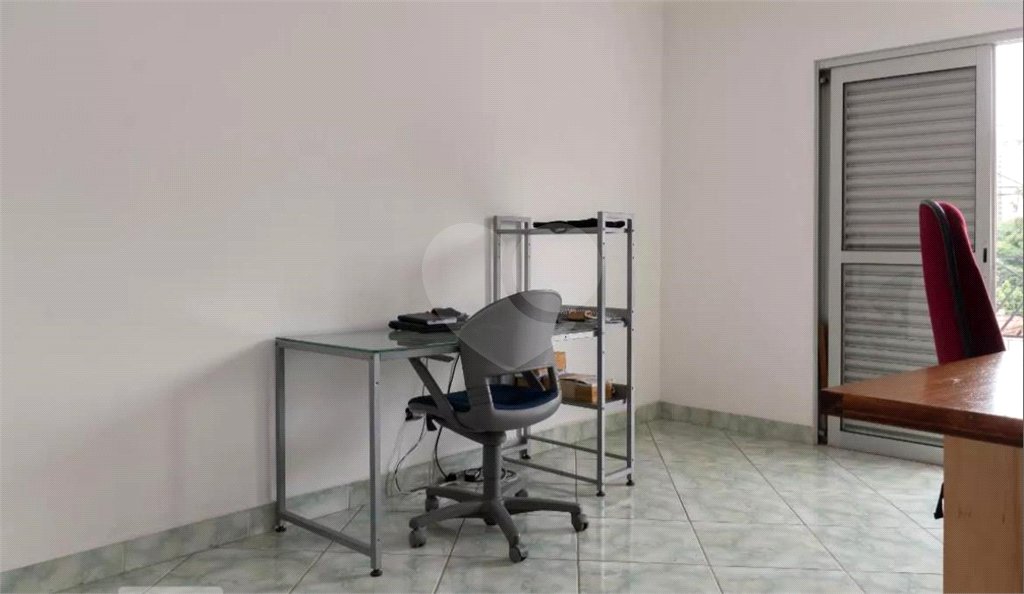 Sobrado no Jabaquara com 280m², 3 dormitórios, quintal amplo, varanda e 3 vagas de garagem.