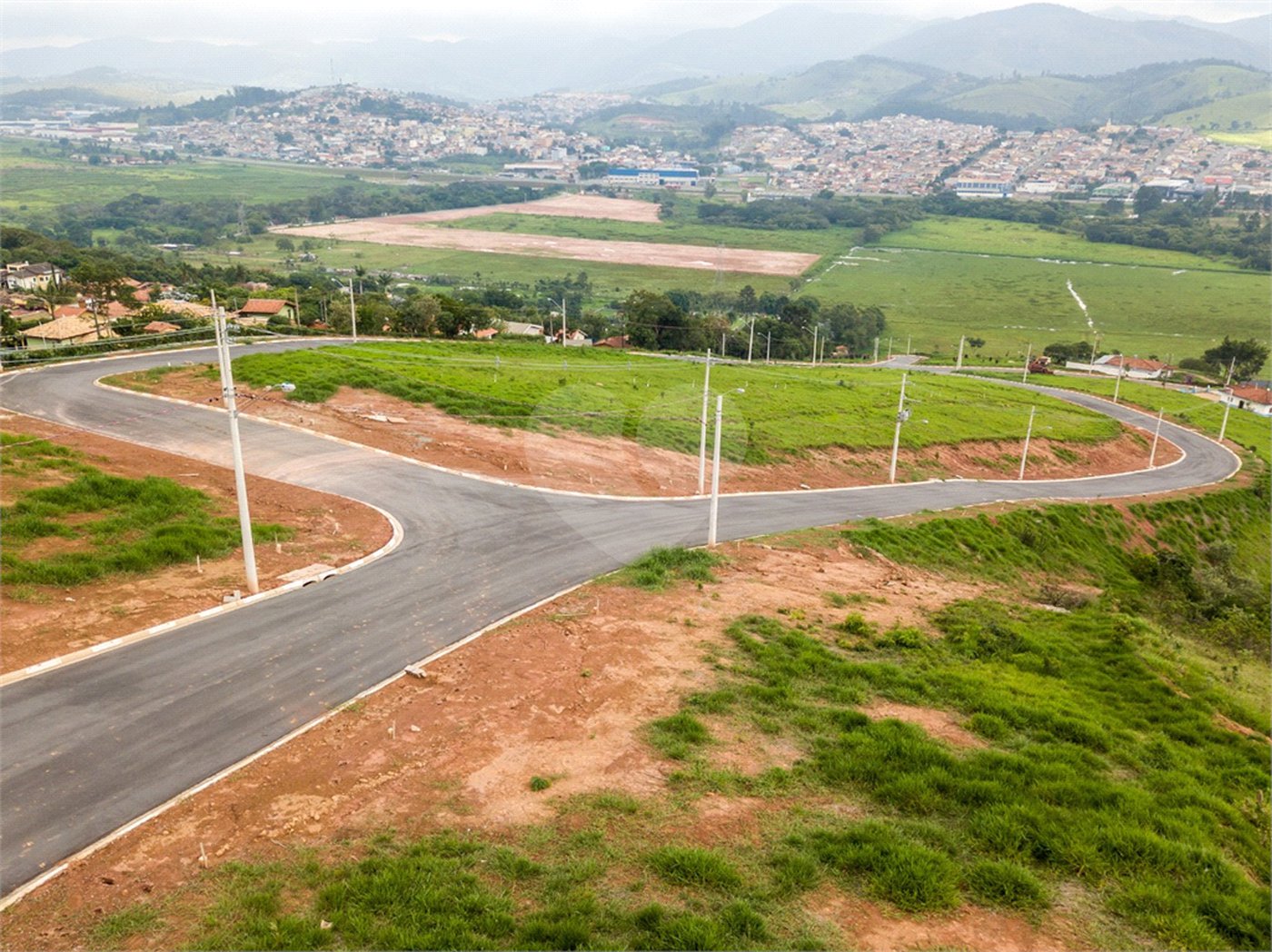 Terrenos a partir 300 metros em condomínio fechado e pronto para construir, aceita financiamento