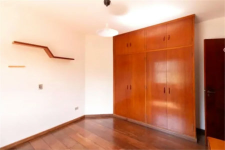 Sobrado à venda em rua fechada 480m², 4 quartos e churrasqueira no Jd das Vertentes próximo Metro Vila Sônia