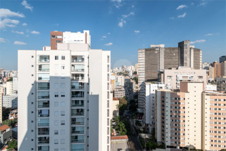 Apartamento reformado e bem localizado na Consolação.