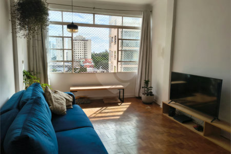 Excelente apartamento, à venda com janelões, ao lado do metrô! Aproximadamente 100m² de área útil distribuídos em 2 amplos dormitórios, ( com muitas possibilidades, inclusive de fazer suite), pé direto alto, Cozinha ampla podendo abrir para o Living que é amplo com janelões, e vista agradável, área