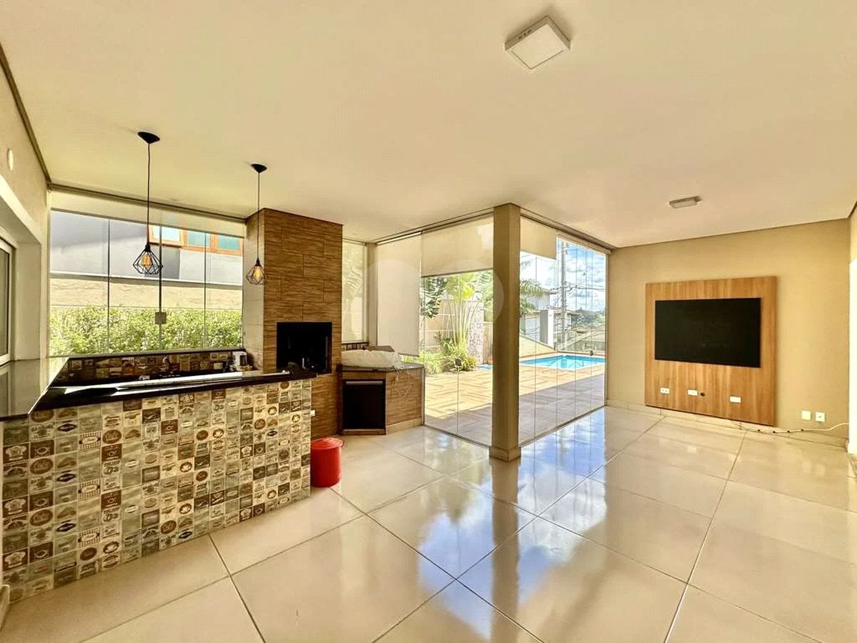 Casa em condomínio Impecável, 4 dorms / 2 suítes, varanda gourmet, piscina, 3 lareiras