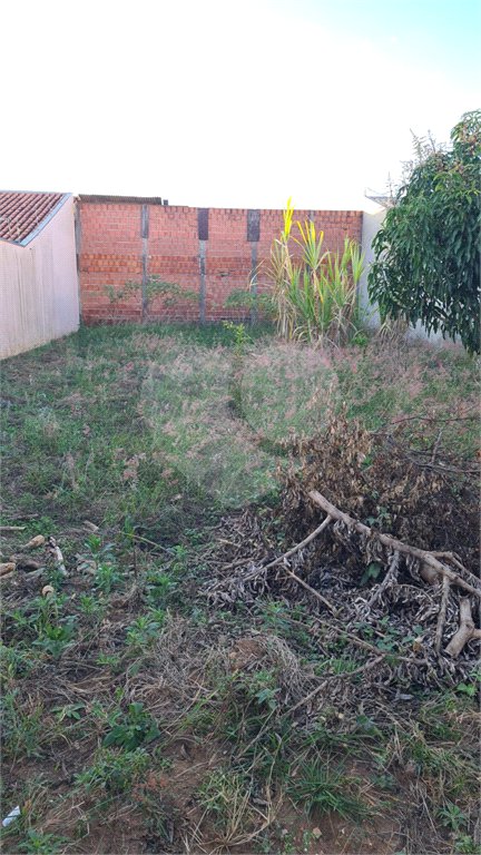 Terreno murado com portão e concertina no Jardim Embaré,