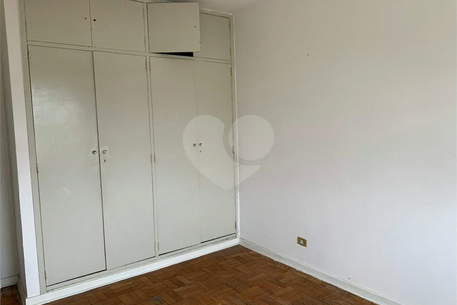 Casa espaçosa com 3 quartos, suíte, quintal e 2 vagas na Vila Santa Catarina