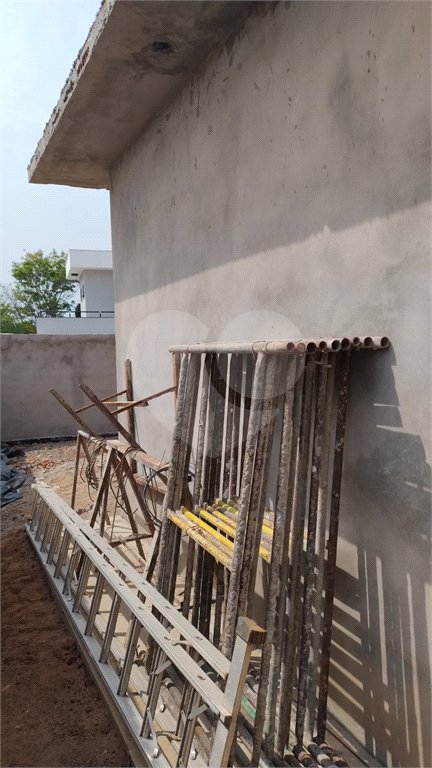 Casa térrea em fase de construção para venda no condomínio Quebec