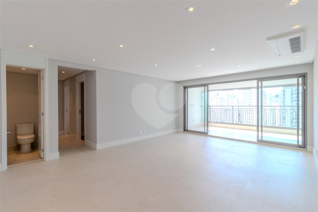 Apartamento para venda em Moema com 3 quartos, sendo 3 suítes, 2 vagas, 149 m²