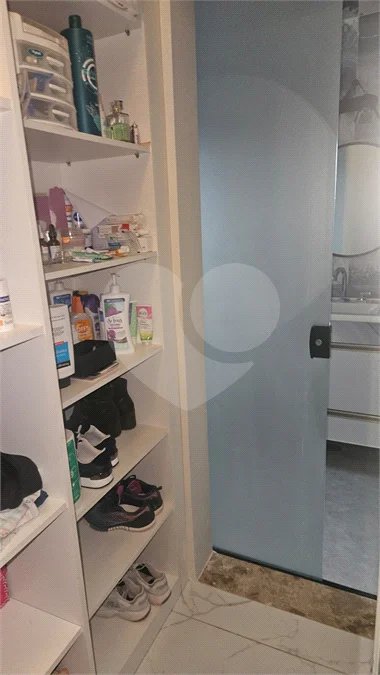 Indaiatuba- condominio Vale das Laranjeiras - Itaici - Terreno 3040,00 ms- construida 220ms - 3 dormitórios, sendo 2 suítes e uma suíte master com closet, além de uma sala ampla com 3 ambientes, Cozinha planejada,, campo de futebol/vôlei, Area de lazer com piscina, espaço gourmet com churrasque
