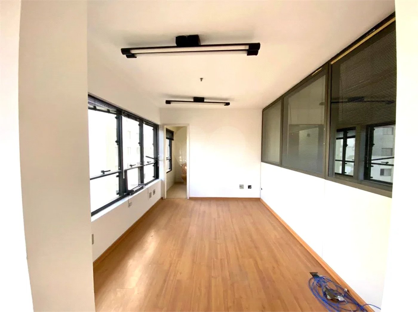 SALA COMERCIAL 55m2 Á VENDA NA VILA MARIANA (LADO DIREITO)