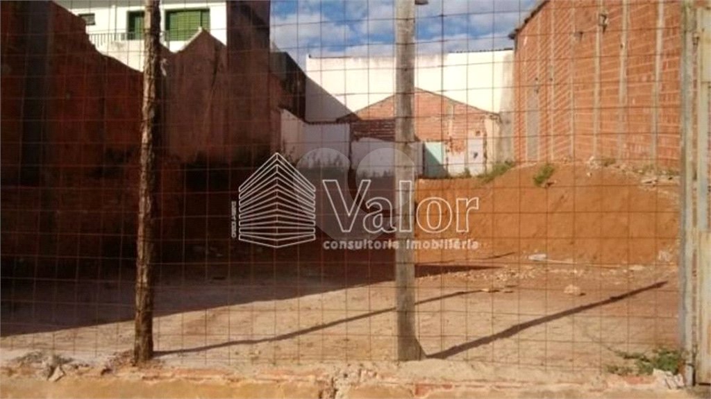 Terreno plano com 253,00 m² de área total.