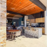 Indaiatuba - HOME DESIGN - Casa Térrea - Condomínio Paradiso - 420 m² de terreno - 307,19 m² de área construída - 3 suítes completas, sendo 1 master com closet planejado e banheira de imersão - Sala de TV reversível para 4ª suíte - Sala de estar ampla e varanda gourmet integrada - Cozinha com móve