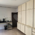 Sobrado com 14 metros de frente , na Região do Jardim Guapira , próximo ao Clube Guapira com 5 dormitórios, sendo 3 suíte com armários embutidos ,banheiro social, Sala para 2 ambientes, escritório com banheiro .cozinha ampla com armários, área de serviço ,dispensa, quintal com banheiro externo c