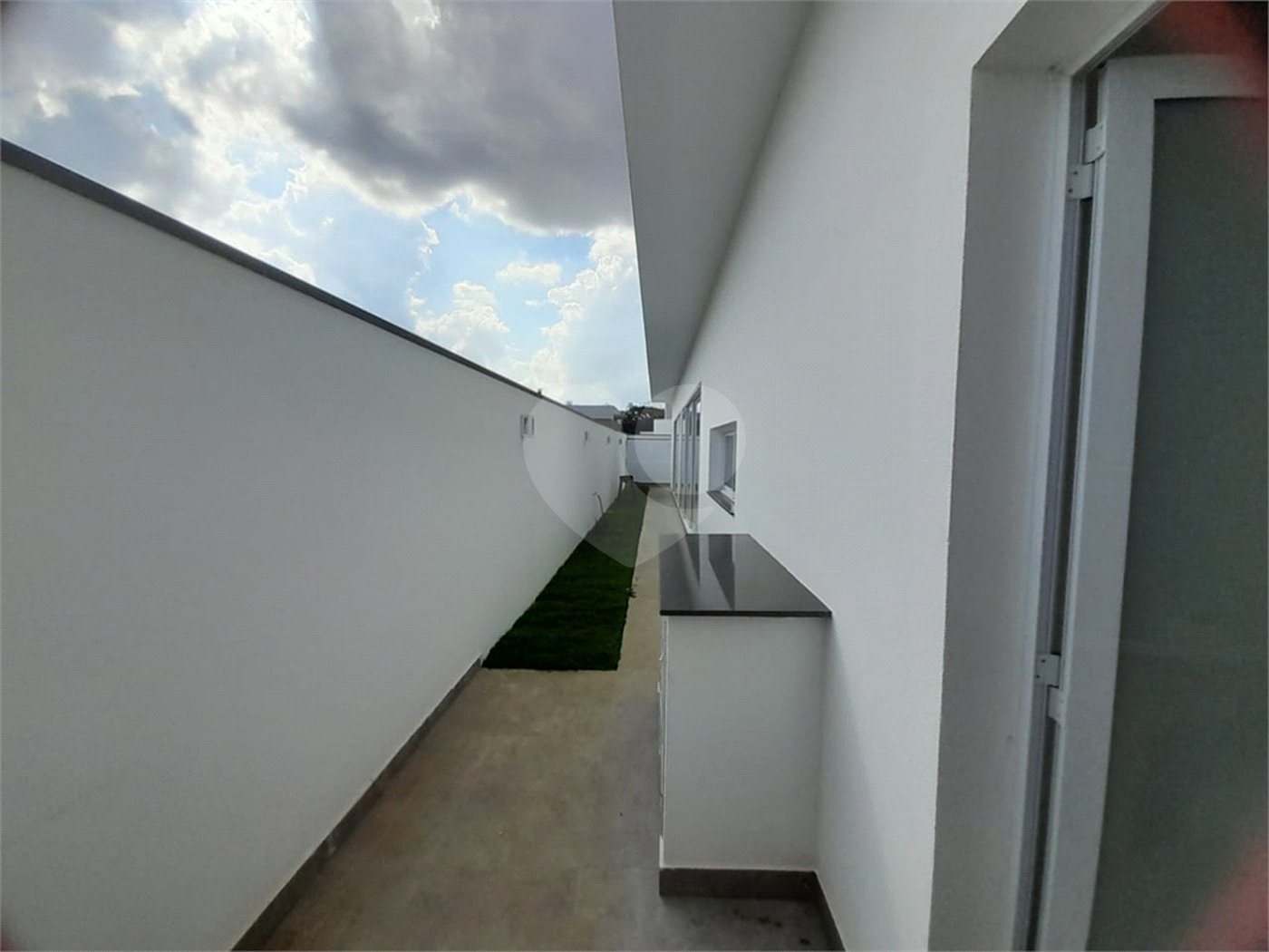 Belíssima Casa à Venda no Condomínio Damha IV
