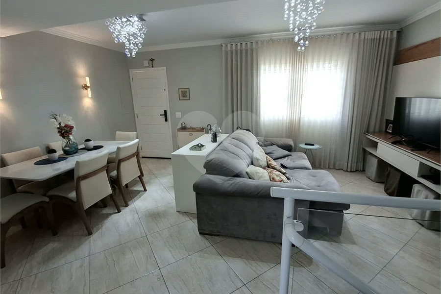 Casa à venda com 3 quartos, sendo 1 suíte, no condomínio Vila Arnoni, São Paulo - SP