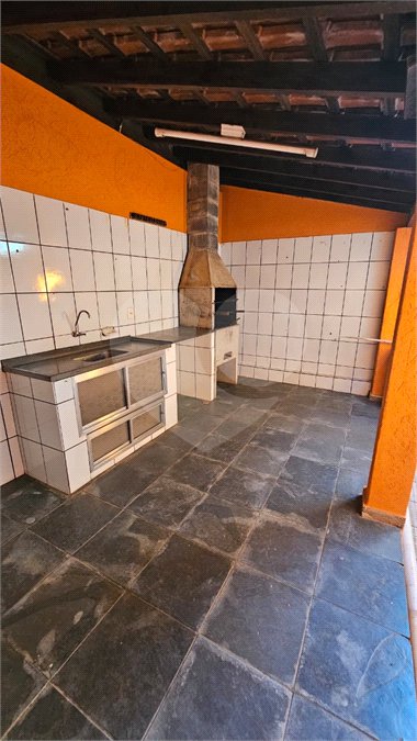 Excelente Casa Residencial no São Carlos 5 com 3 Quartos (1 Suíte) e Garagem Coberta para 2 Carros