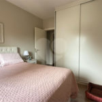 Apartamento de 130 m² com três dormitórios, sendo uma suíte, com armários embutidos, dependências de empregado e lavabo