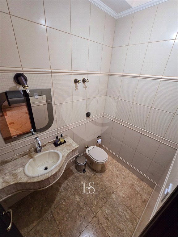Indaiatuba- Vale das Laranjeiras - Vista dos fundos para o lago - Casa assobradada - 3 pisos, 4 quartos, 2 suítes, uma com hidro ,escritório, sala 3 ambientes, lareira, lavabo,cozinha ampla, despensa, lavanderia, churrasqueira, forno pizza, 6 wcs, piscina, jardim despensa, garagem, segurança