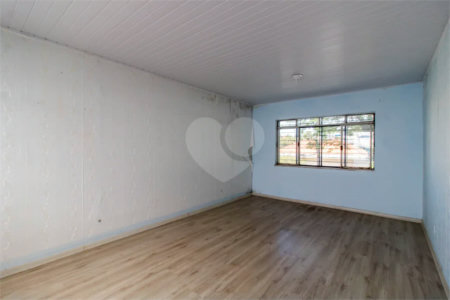 Casa à venda em Moema de 280m² com 4 dormitórios, sendo 1 suíte e 2 vagas de garagem.