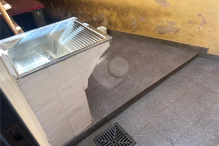 Casa espaçosa e confortável em um bairro tranquilo a venda.