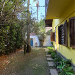 Casa com Piscina, Sauna e Edícula em Rua Arborizada no Tremembé
