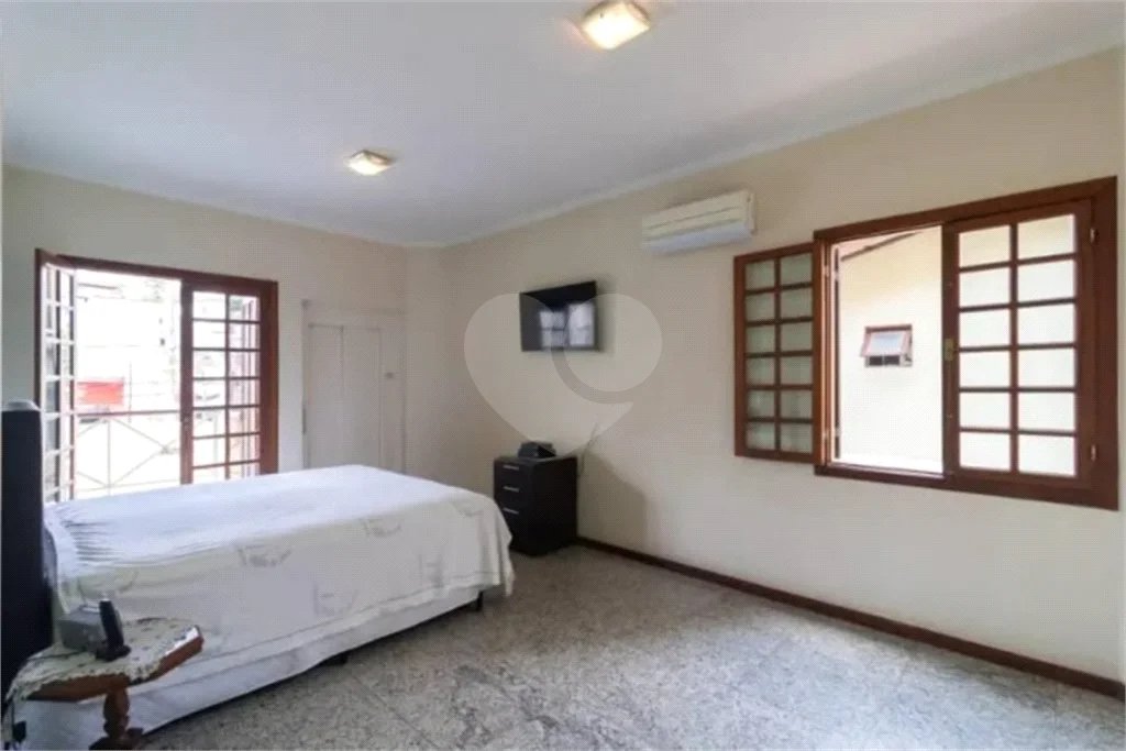 Casa com 3 dormitórios sendo 3 suítes com 03 vagas de garagem.