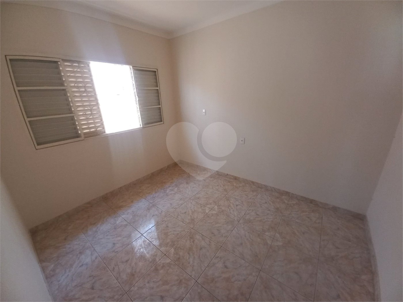 Casa térrea com 2 dormitórios.