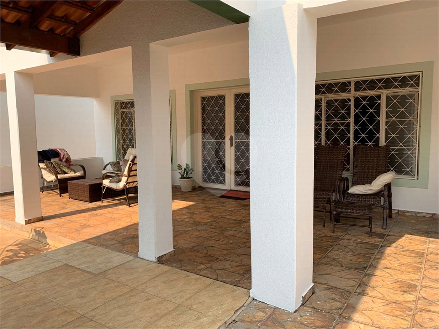 Casa térrea com 3 suítes.