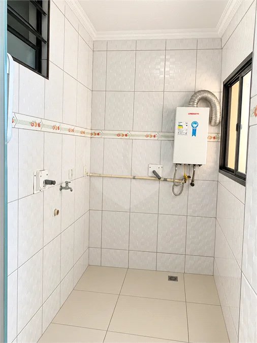 Cobertura de 255 m² com 3 dormitórios, 1 suíte, cozinha planejada, 2 vagas e área gourmet com churrasqueira.