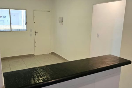 Apartamento de 01 Dormitório na Vila Caiçara — 200 m do Mar