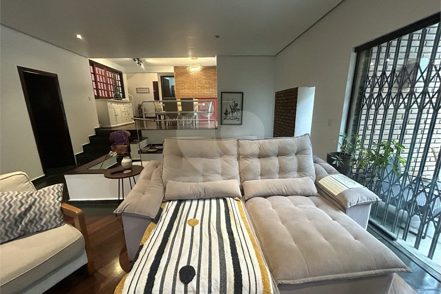 Casa em condomínio com 3 dormitórios, 01 suíte, garagem para 06 carros, área gourmet, piscina.
