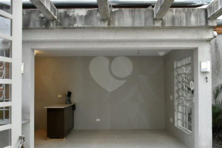 Sobrado na Região de Mirandópolis à 5 Minutos do Metrô Praça da Árvore com 3 Dormitórios sendo 3 Suítes e 2 Vagas de Garagem