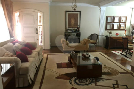 Sobrado com 363m² à venda no Alto da Moóca - 3 suítes e 6 vagas.