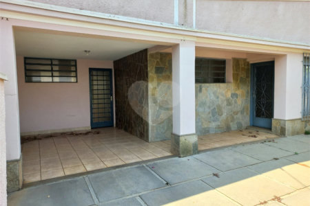 Casa Térrea com 3 dormitórios, sendo 1 suíte.