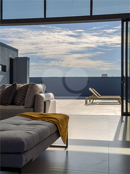 Indaiatuba - Quintas da Terracota - 1252 m² de terreno - casa térrea com 514 m² de área construída -3 vagas de garagem cobertas e 3 descobertas Lavabo - Sala de estar e jantar amplas e integradas - Escritório privativo - Cozinha toda equipada com geladeira, forno, micro-ondas, lava-louças,