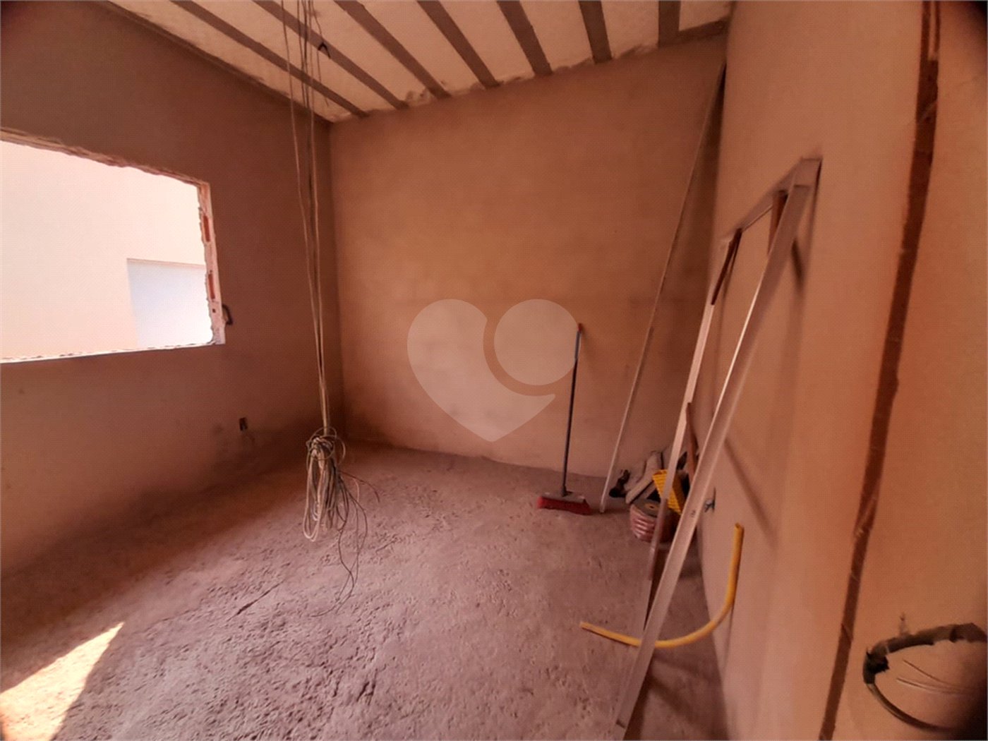 Casa em Construção com Área Gourmet e Piscina no Condomínio Damha II