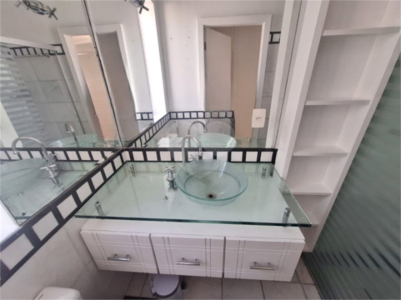 Apartamento para locação com 2 dormitórios, sendo 1 suíte com 02 vagas, totalmente climatizado nos 3 ambientes
