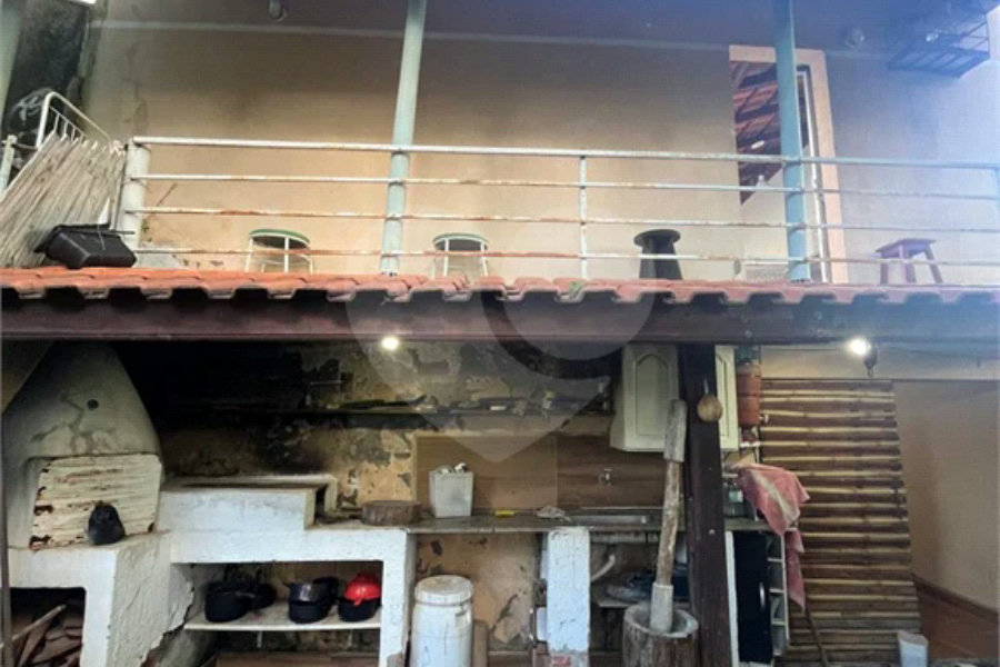 Casa ampla no bairro Terra Rica com 3 pavimentos e excelente estrutura.