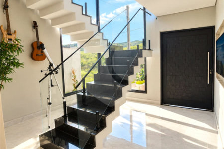 Linda casa em condomínio fechado, unindo conforto, lazer e segurança para você e sua família!