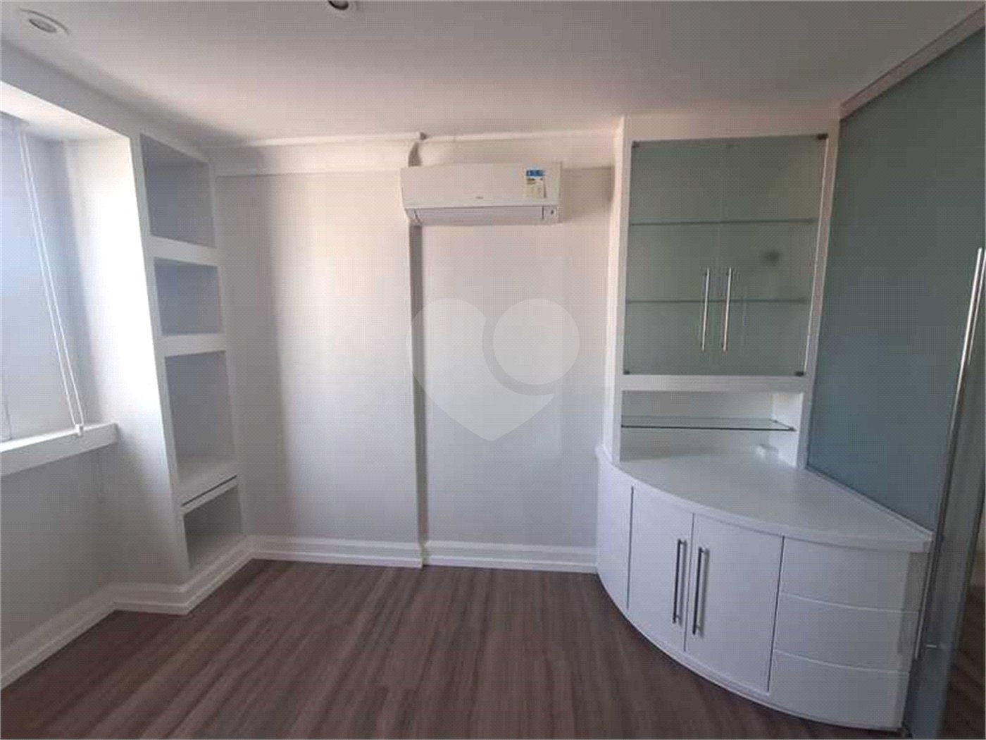 Apartamento para locação com 2 dormitórios, sendo 1 suíte com 02 vagas, totalmente climatizado nos 3 ambientes