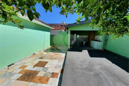 Casa térrea com 3 dormitórios.