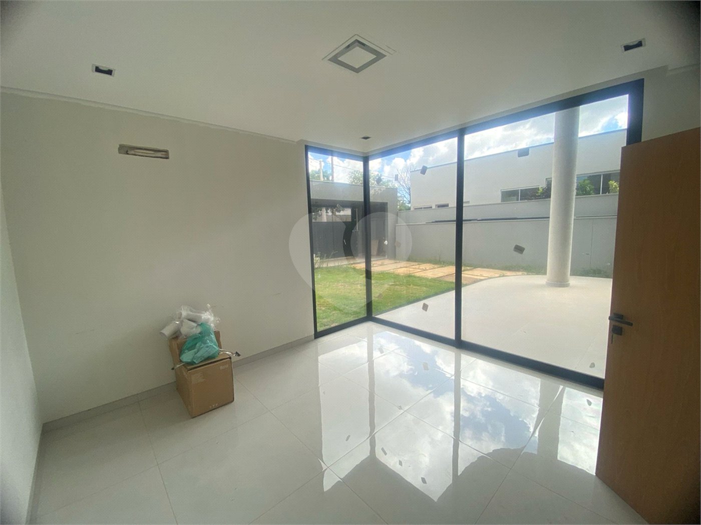 Casa à Venda no Condomínio Damha III