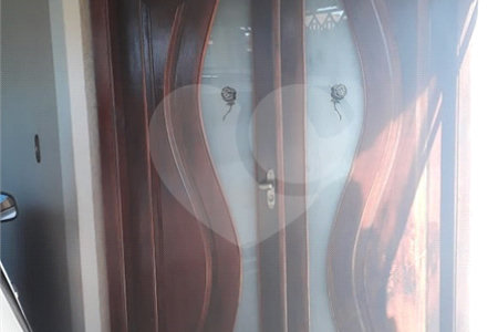 Sobrado com 3 dormitórios, sendo 2 suítes, uma delas master.