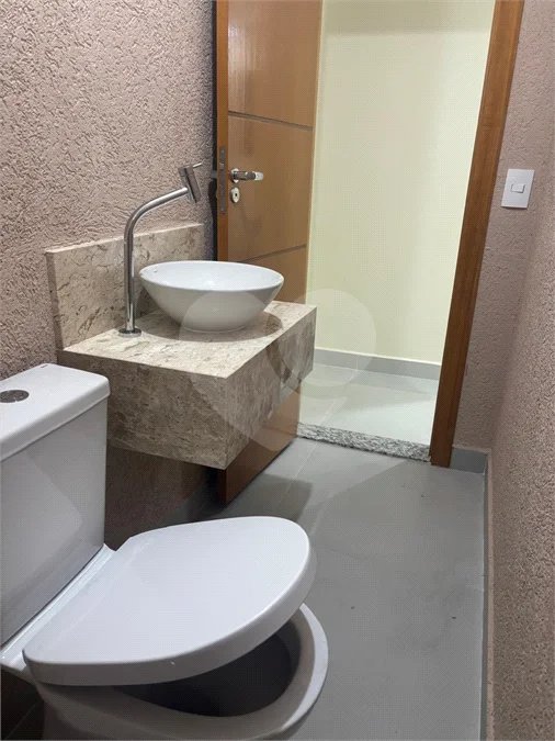 Sobrado à venda ou para alugar com 3 suítes em Horto, São Paulo, SP