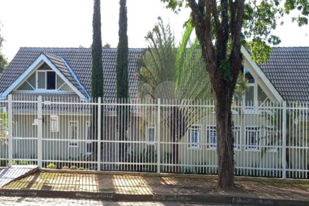 Linda casa em Bairro Nobre (com Bolsão de Segurança) - Vinhedo