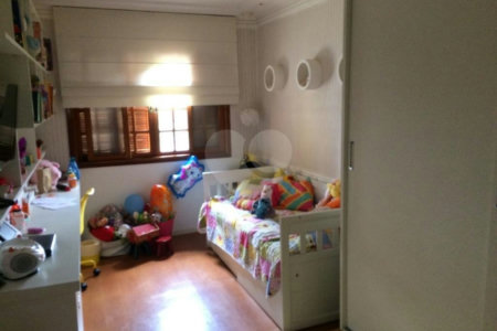 Sobrado à venda com 6 quartos, sendo 2 suítes, em Real Parque, São Paulo, SP