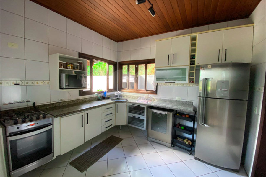 Casa à venda com 4 quartos, sendo 2 suítes, no condomínio Suíça da Cantareira, Mairiporã - SP