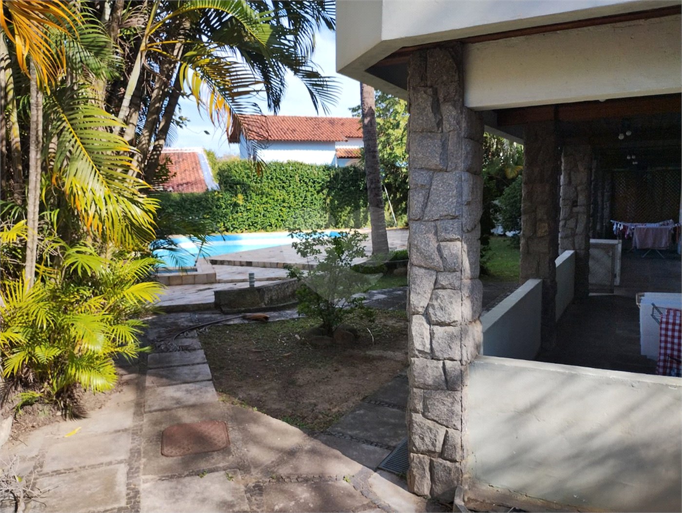 Casa à venda com 5 quartos, sendo 3 suítes, no condomínio Vilarejo, Rio de Janeiro - RJ