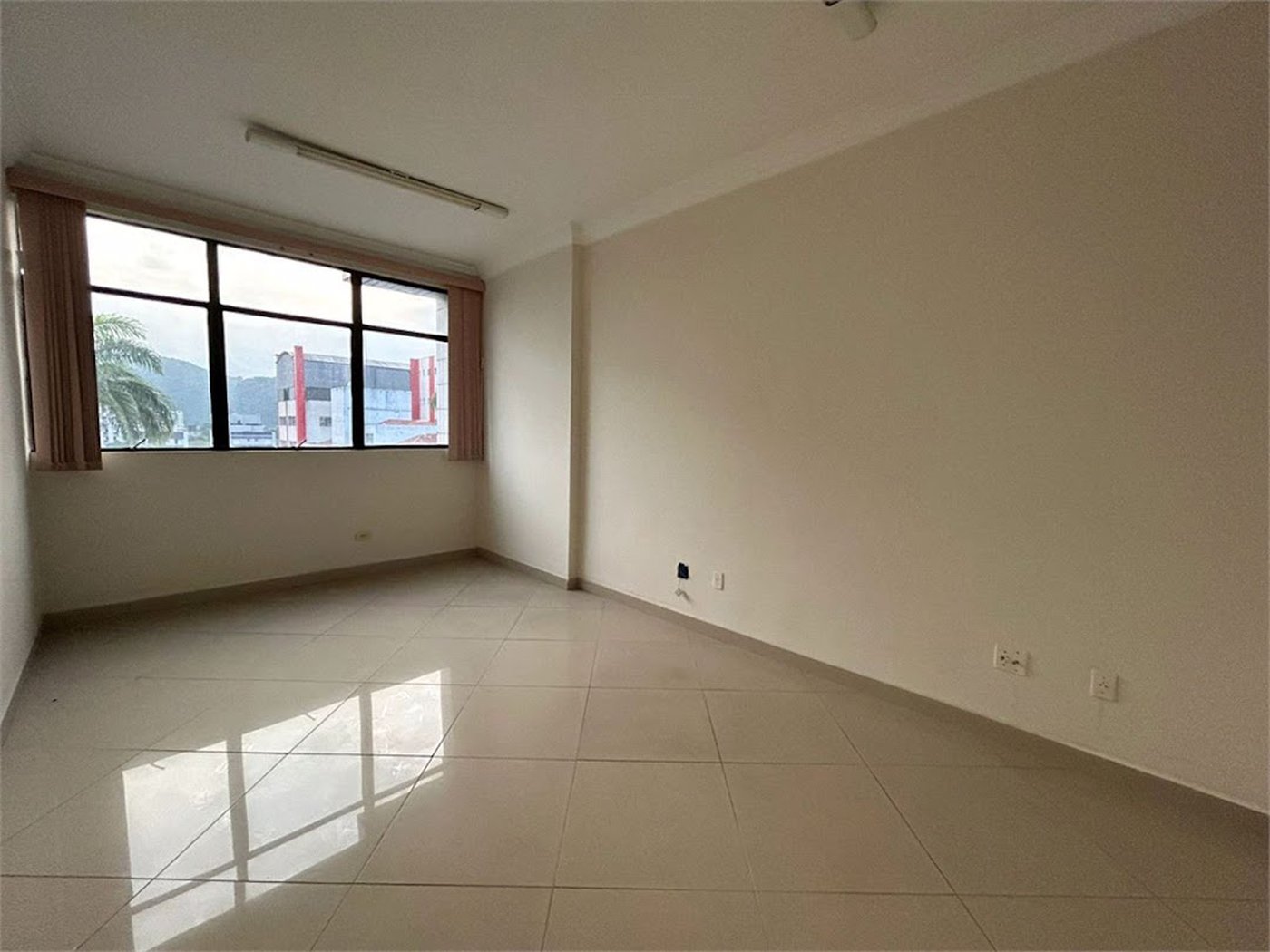 Sala Comercial à Venda no Gonzaga – Avenida Ana Costa – Santos/Sp