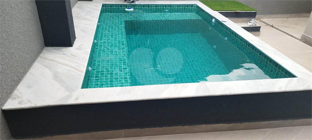 Casa à venda com 3 quartos, sendo 1 suíte, no condomínio Residencial Jardins da Catalunha, Atibaia - SP