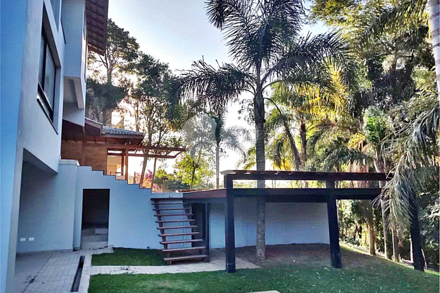 Casa à venda com 4 quartos, sendo 3 suítes, no condomínio Cantareira, Mairiporã - SP