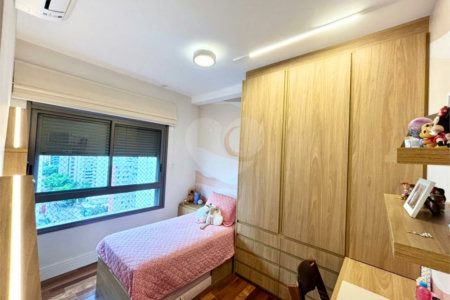 Apartamento à venda com 3 suítes em Moema, São Paulo, SP